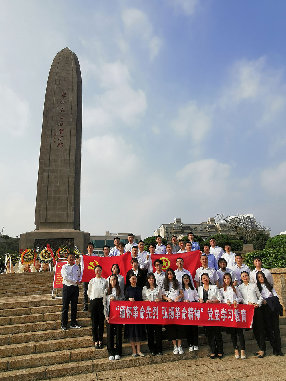 9-深国际团委组织基层党员、团青年赴深圳革命烈士陵园，开展“缅怀革命先烈-弘扬革命精神”党史学习教育“清明祭英烈”实地祭扫.jpg